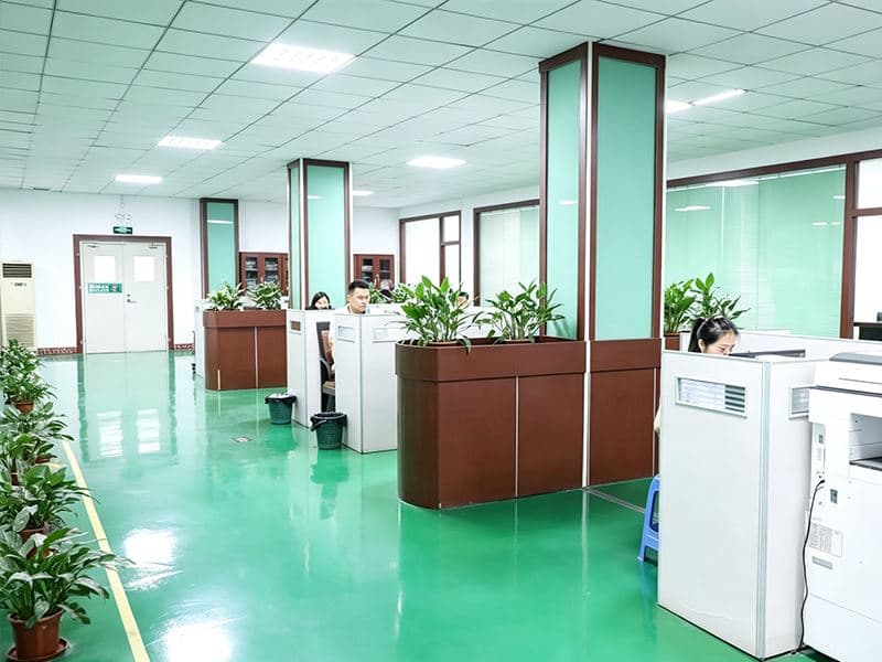 连接器研发与工程办公区，工位与绿植