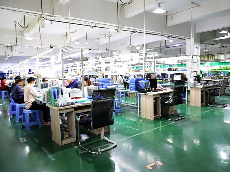连接器生产车间，长排工作台与在线操作工人