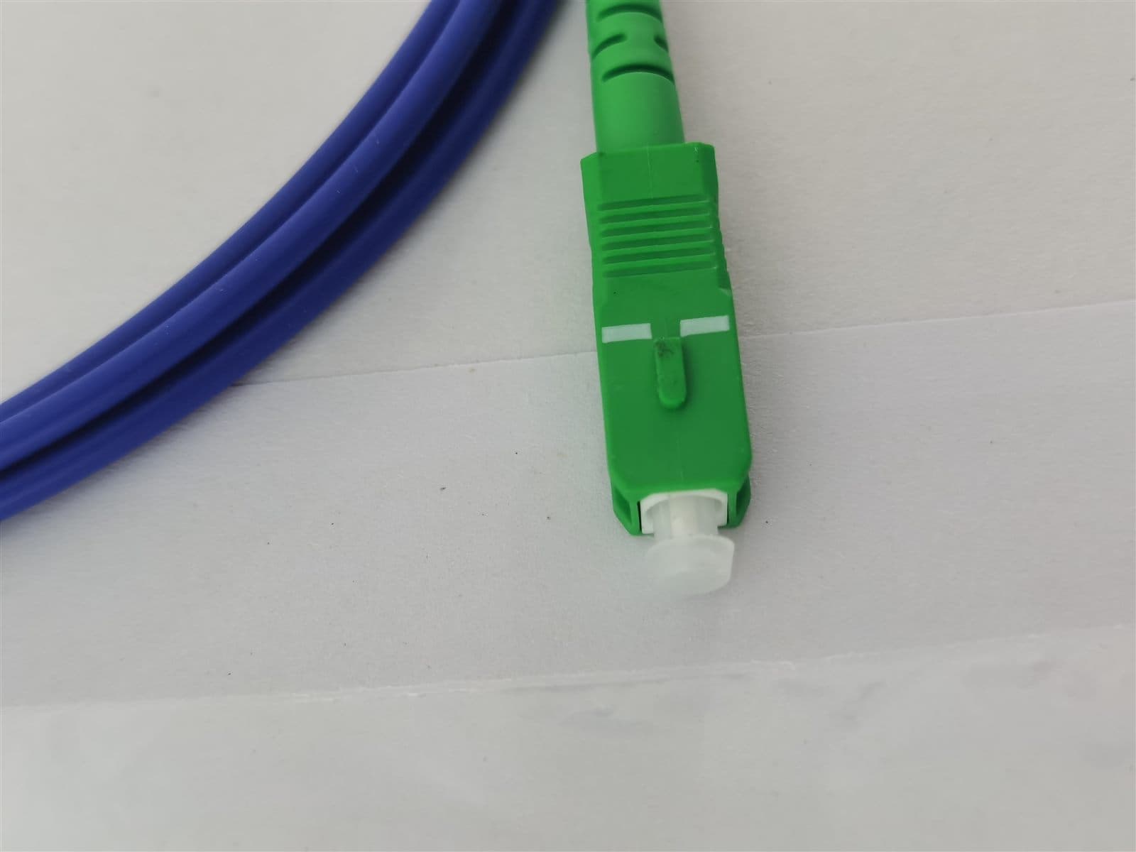 绿色 SC/APC 光纤连接器特写，可见陶瓷插芯
